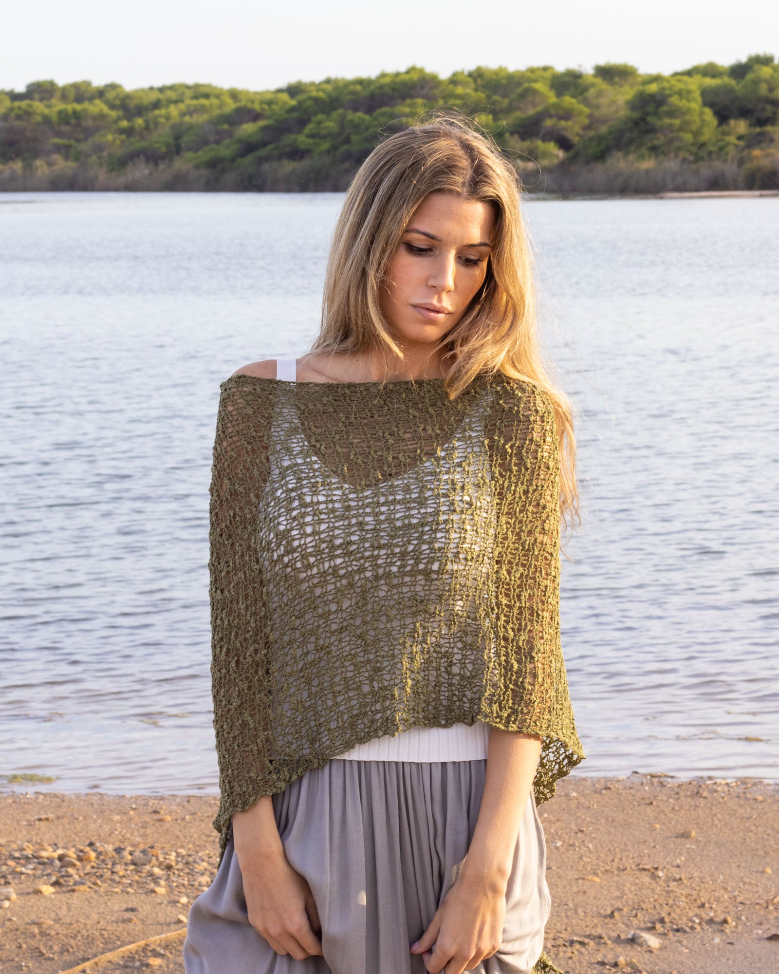 Poncho bohemio verde oliva