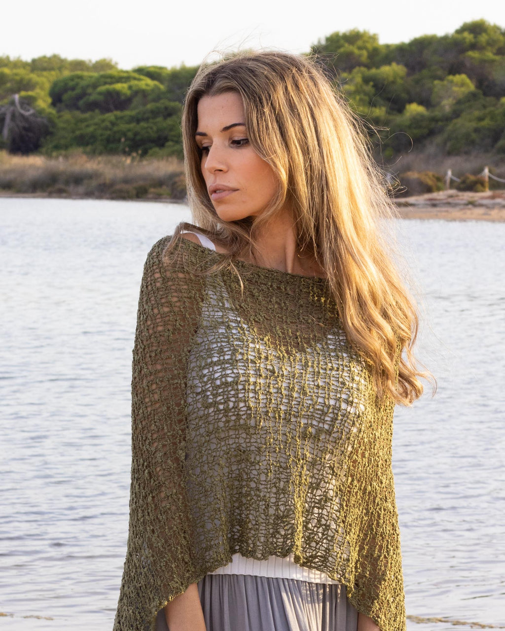 Poncho bohemio verde oliva