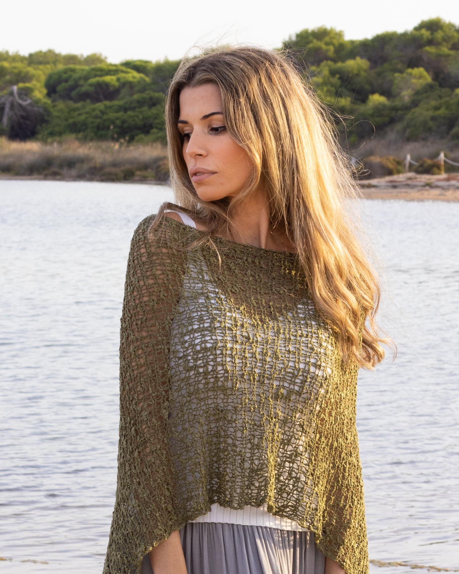 Poncho bohemio verde oliva